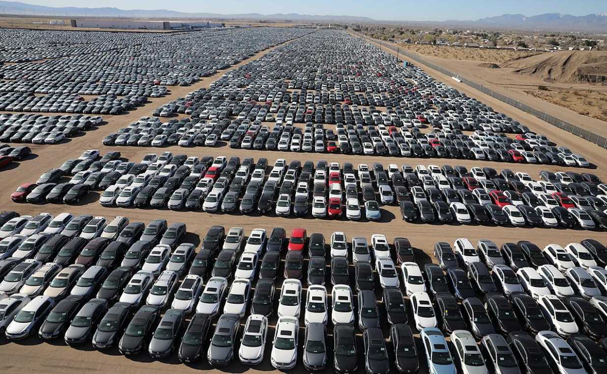 Samochody warte ponad 7.5 miliarda dolarów składowane na pustyni.